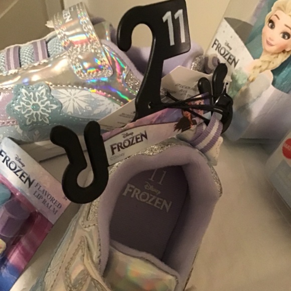 🔥Best offers, Disney’s Frozen, size 11 NWT, includes dolls & Lip balm, see pic. - Picture 7 of 7